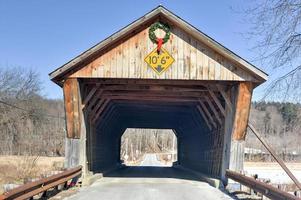 puente cubierto de depósito en pittsford, vermont foto