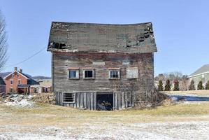 casa de campo abandonada y derrumbándose en rutland, vermont en el invierno. foto