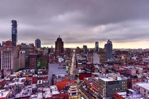 vista del horizonte de manhattan en la noche cuando se acerca el anochecer. foto