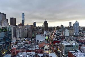 vista del horizonte de manhattan en la noche cuando se acerca el anochecer. foto