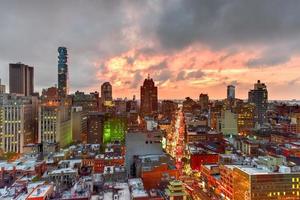 vista del horizonte de manhattan en la noche cuando se acerca el anochecer. foto