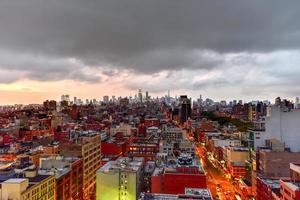 vista del horizonte de manhattan en la noche cuando se acerca el anochecer. foto