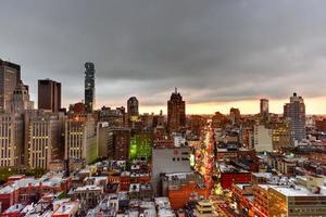 vista del horizonte de manhattan en la noche cuando se acerca el anochecer. foto