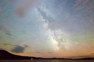 vista de las estrellas y la vía láctea desde el lago cranberry, nueva york. foto