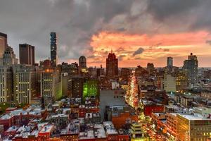 vista del horizonte de manhattan en la noche cuando se acerca el anochecer. foto