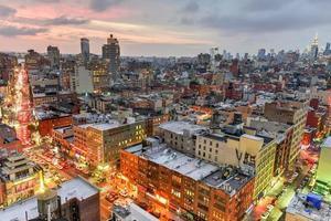 vista del horizonte de manhattan en la noche cuando se acerca el anochecer. foto