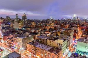 vista del horizonte de manhattan en la noche cuando se acerca el anochecer. foto