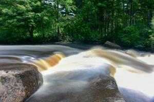 río que fluye a través del río adirondack en el lago cranberry, nueva york. foto