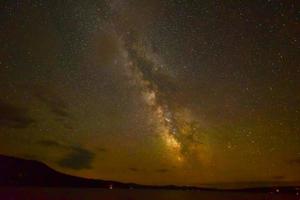 vista de las estrellas y la vía láctea desde el lago cranberry, nueva york. foto