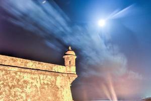 castillo san felipe del morro también conocido como fuerte san felipe del morro o castillo del morro al atardecer. es una ciudadela del siglo XVI ubicada en san juan, puerto rico. foto