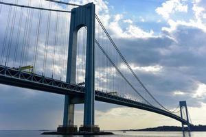 puente verrazano que conecta brooklyn con staten island en la ciudad de nueva york. foto