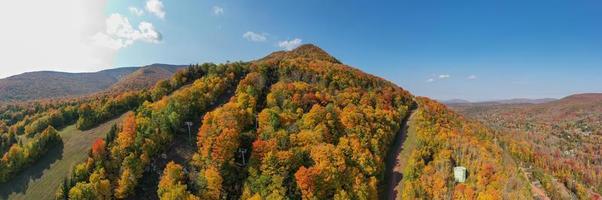 colorida montaña de esquí hunter en el norte del estado de nueva york durante el pico de follaje de otoño. foto