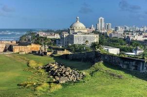 capitolio de puerto rico y castillo de san cristobal, san juan, puerto rico. castillo de san cristobal esta designado como patrimonio de la humanidad por la unesco desde 1983. foto