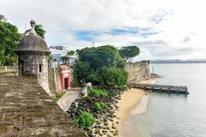 viejo san juan, costa de puerto rico en paseo de la princesa desde plaza de la rogativa. foto