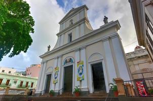 la catedral de san juan bautista es una catedral católica romana en el viejo san juan, puerto rico. esta iglesia se construyó en 1521 y es la iglesia más antigua de los estados unidos. foto