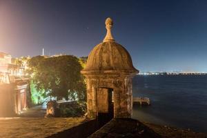 mirador a lo largo de las murallas del viejo san juan, puerto rico desde la plaza de la rogativa con vista a la puerta de san juan. foto