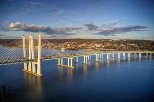 el nuevo puente tappan zee sobre el río hudson en nueva york. foto