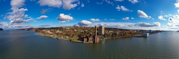 la central eléctrica abandonada de glenwood en yonkers, nueva york, diseñada en estilo renacentista románico. fue construido en glenwood-on-the-hudson entre 1904 y 1906. foto