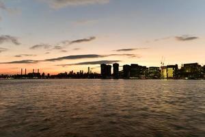 vista del horizonte de la ciudad de nueva york desde el parque gantry, ciudad de long island, queens. foto