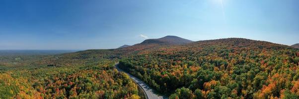 vista aérea del follaje de otoño a lo largo de las montañas catskill en el estado de nueva york a lo largo del mirador de cinco estados. foto