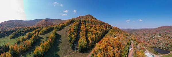 colorida montaña de esquí hunter en el norte del estado de nueva york durante el pico de follaje de otoño. foto