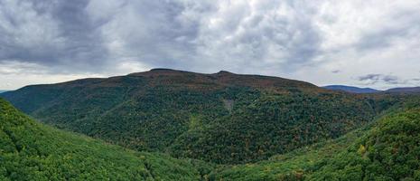 vista aérea de spruce creek por kaaterskill falls en el estado de nueva york. foto