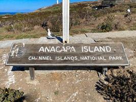 signo que denota la isla anacapa en el parque nacional de las islas del canal, california. foto