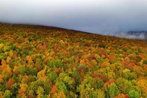 vista aérea de vermont y sus alrededores durante el pico de follaje en otoño. foto