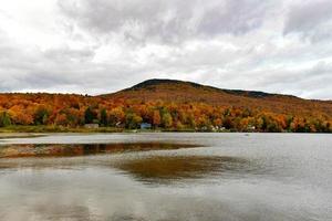 con vistas a la parte estatal del lago elmore con un hermoso follaje otoñal y reflejos en el agua en elmore, vermont, ee.uu. foto