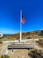 signo que denota la isla anacapa en el parque nacional de las islas del canal, california. foto