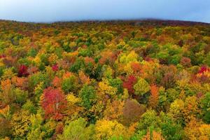 vista aérea de vermont y sus alrededores durante el pico de follaje en otoño. foto