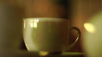 taza blanca con té en una mesa en el café video