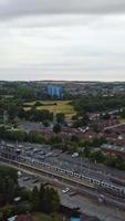 vista aérea de la ciudad británica y las vías del tren video