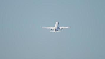 salida del avión a reacción y escalada al cielo azul claro video