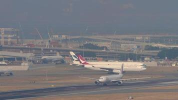 hong Kong november 10, 2019 - drakenlucht luchtbus a330 b hyf nemen uit van chek ronde kok Internationale luchthaven, hong Kong video