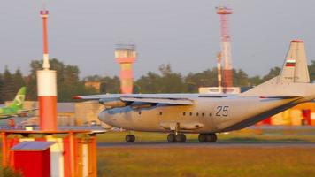 novosibirsk, russische federatie 17 juni 2020 - antonov een 12 militair luchtvrachtschip 25 blauw vertraagt na de landing. luchthaven tolmachevo, novosibirsk video