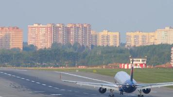 moscou, federação russa, 13 de setembro de 2020 - aeronave aeroflot chegou ao aeroporto de sheremetyevo, moscou. o avião toca a pista video