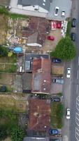 vista de ángulo alto de casas residenciales británicas en la ciudad de luton de inglaterra reino unido video