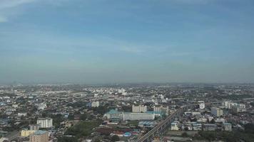 il paesaggio di il chao Phraya fiume estuario e il paesaggio di Samut Prakan città siamo il gateway per il mari di della tailandese mercante navi. video