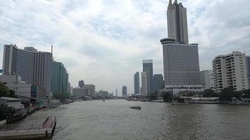 de landskap av de chao phraya flod i bangkok den är en flod den där är Begagnade för båt trafik i bangkok. video