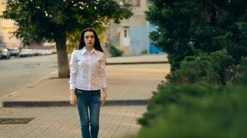 bella mujer latina con camisa blanca camina por la calle video