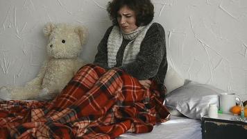 Kranke Frau liegt zu Hause mit Bauchschmerzen im Bett video
