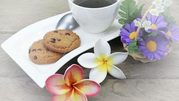 café dans une tasse avec des biscuits aux pépites de chocolat, effet de filtre. video