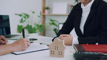 arrendamiento, alquiler y venta de vivienda. administrador agente inmobiliario contacto nuevo propietario. alquiler de casa, venta, préstamo crédito financiero, seguro, vendedor, distribuidor, cuota, compra, venta, mudanza video