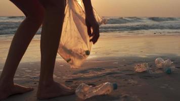 ahorrar agua. los voluntarios recogen basura en la playa y las botellas de plástico son difíciles de descomponer para evitar dañar la vida acuática. tierra, ambiente, planeta verde, reducir el calentamiento global, salvar el mundo video