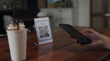 Mens gebruik smartphone naar scannen qr code naar betalen in cafe restaurant met een digitaal betaling zonder contant geld. Kiezen menu en bestellen accumuleren korting. e portemonnee, technologie, betalen online, credit kaart, bank app video