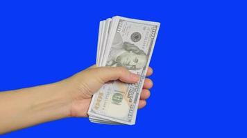 mano que sostiene el dinero del billete de un dólar video