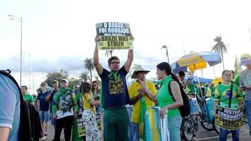 brasilia, brasilien, 30. november 2022 tausende demonstranten aus ganz brasilien steigen vor dem hauptquartier der armee herab, um gegen das ergebnis der präsidentschaftswahlen im oktober 2022 zu protestieren. video