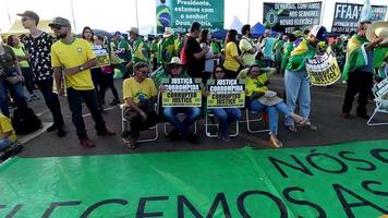 Brazilië, Brazilië, november 30 2022 duizend van demonstranten van allemaal over- Brazilië, afdalen in voorkant van de leger hoofdkwartier naar protest de resultaat van de oktober 2022 presidentieel verkiezing. video