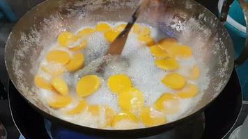 trouxas das Caldas or The process of producing egg yoke fudge balls or Thong Yip video